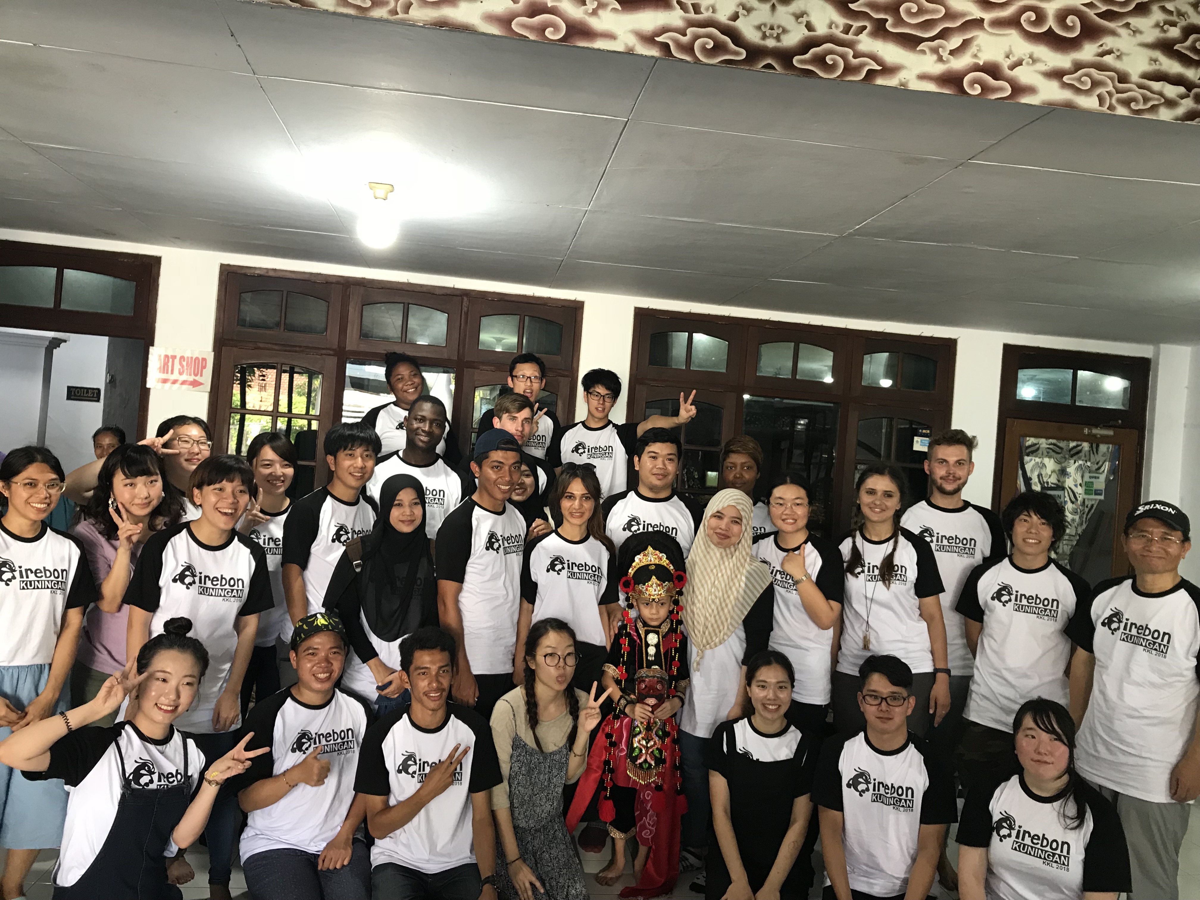 Pemelajar BIPA Unpad melakukan kegiatan kuliah kerja lapangan ke Kota Cirebon