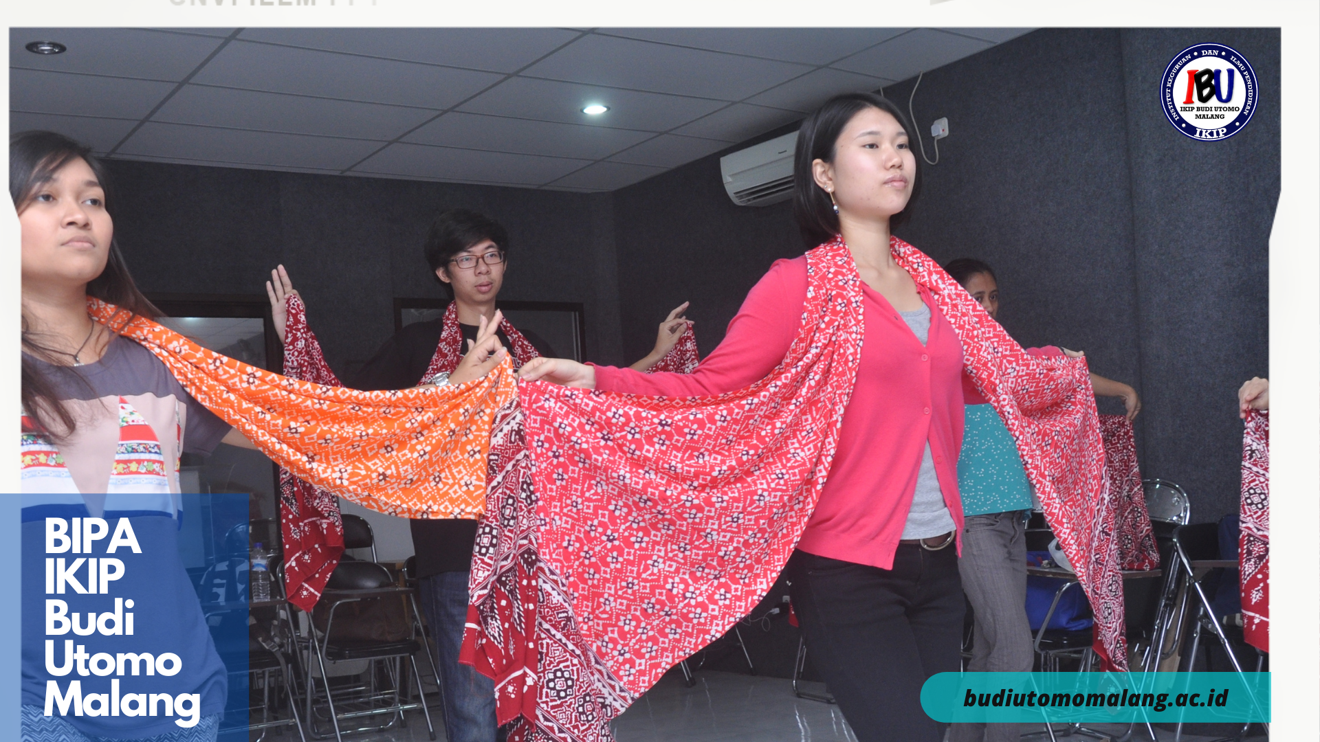 Mahasiswa BIPA IBU mengikuti kelas menari 