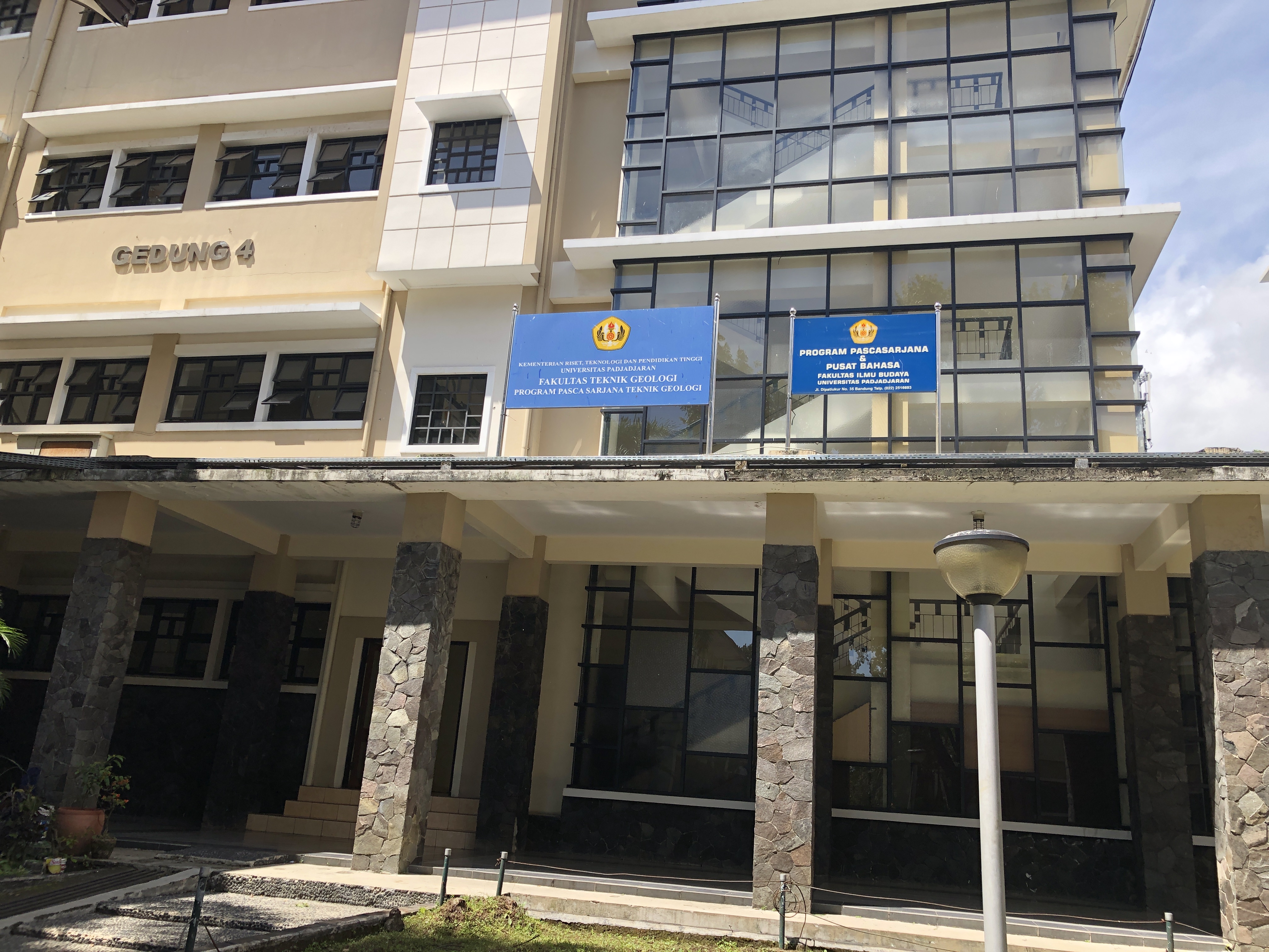 Gedung Pusat Bahasa Fakultas Ilmu Budaya Universitas Padjadjaran