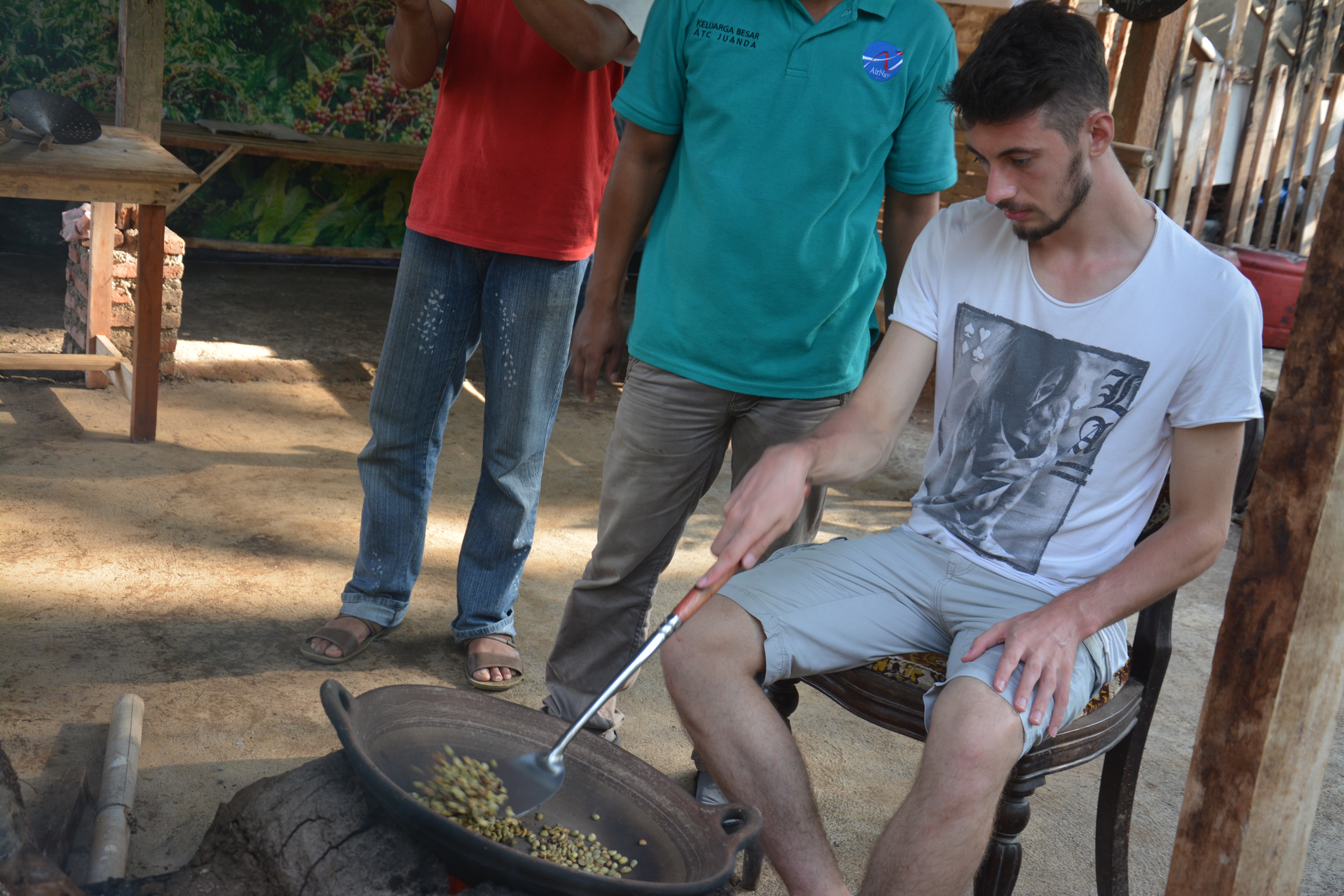 BIPA Unesa memiliki program kunjungan budaya setiap tahunnya. Pada gambar ini, pemelajar BIPA diajak berkunjung ke Banyuwangi untuk belajar lebih dalam pengolahan kopi.